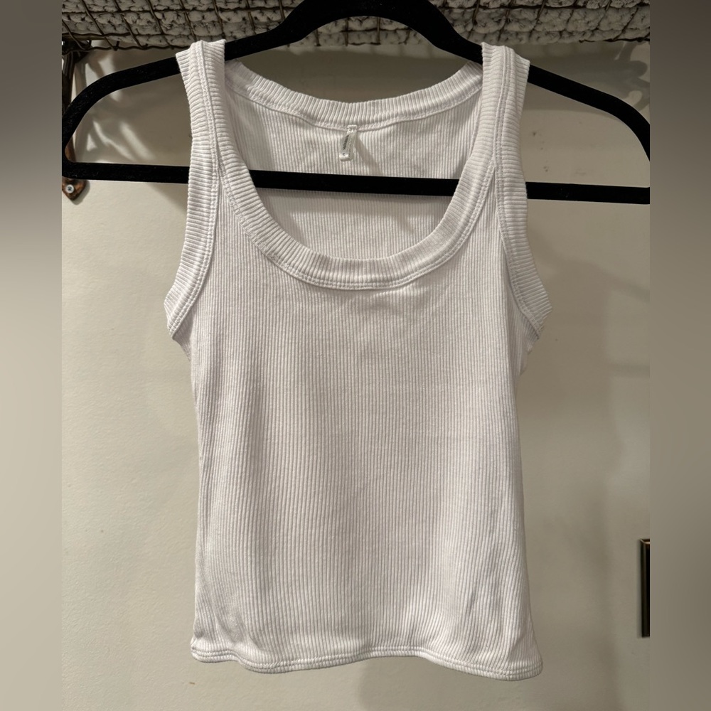 Cropped white ribbed tank top